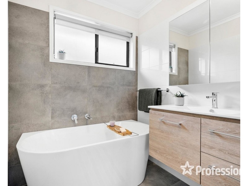 3 Barker Drive, Mooroolbark VIC 3138