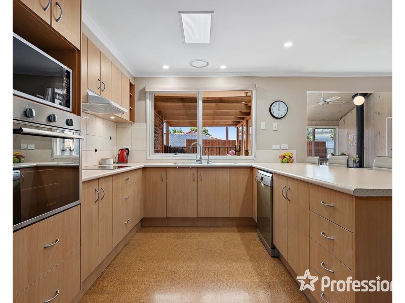 16 Maralee Drive, Mooroolbark VIC 3138