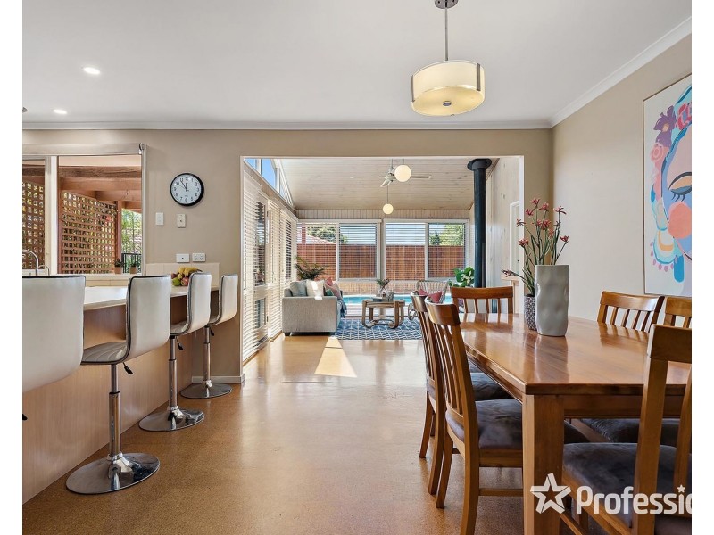 16 Maralee Drive, Mooroolbark VIC 3138