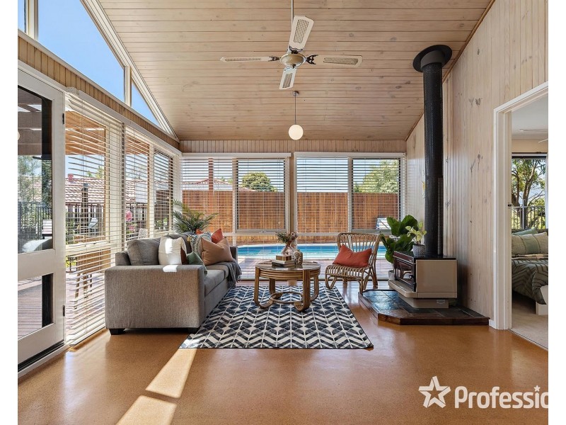 16 Maralee Drive, Mooroolbark VIC 3138