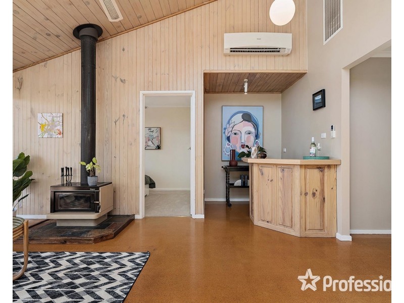 16 Maralee Drive, Mooroolbark VIC 3138