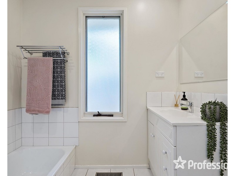 16 Maralee Drive, Mooroolbark VIC 3138