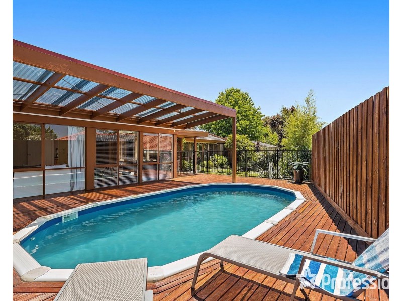 16 Maralee Drive, Mooroolbark VIC 3138