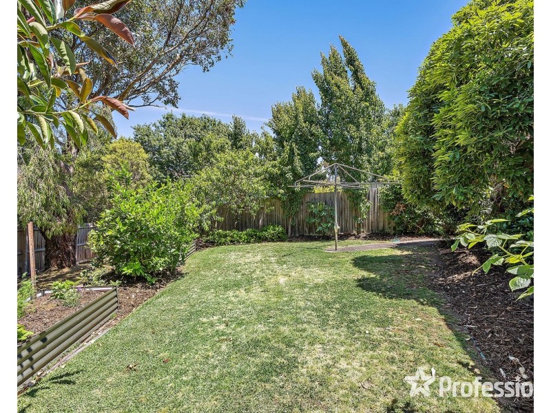 16 Maralee Drive, Mooroolbark VIC 3138