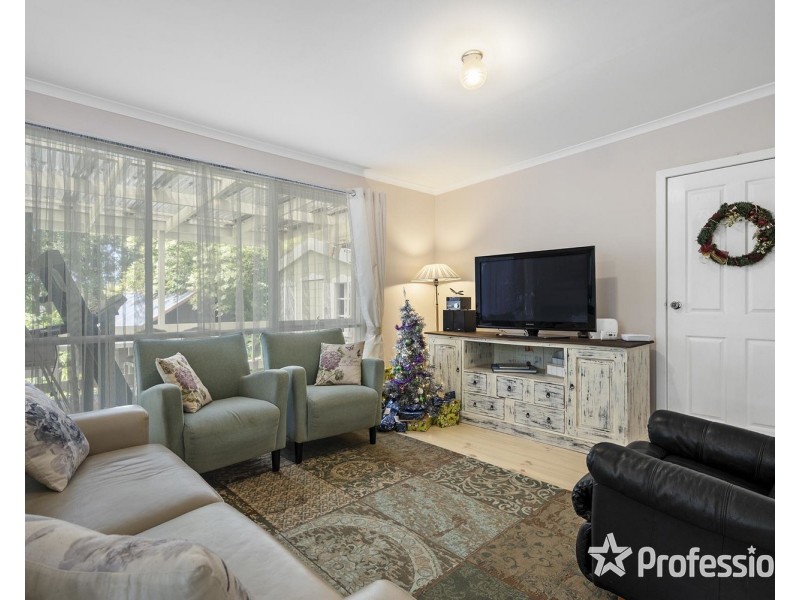 4 Loris Street, Silvan VIC 3795