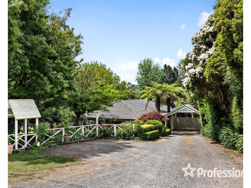 4 Loris Street, Silvan VIC 3795