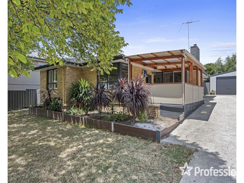 17 Bridges Avenue, Mooroolbark VIC 3138