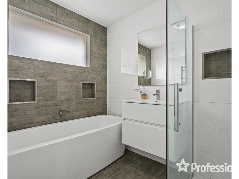 17 Bridges Avenue, Mooroolbark VIC 3138