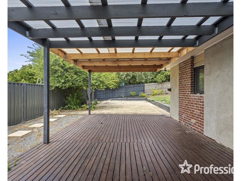 17 Bridges Avenue, Mooroolbark VIC 3138