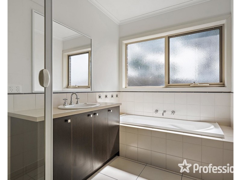 1/4 David Drive, Mooroolbark VIC 3138