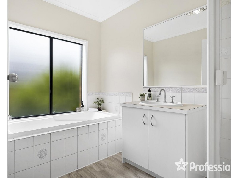 24 Anthony Drive, Chirnside Park VIC 3116