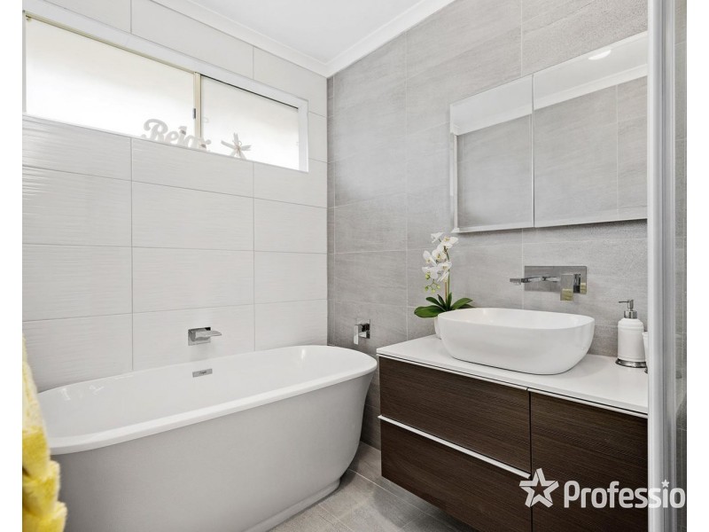 5 Kylie Close, Mooroolbark VIC 3138
