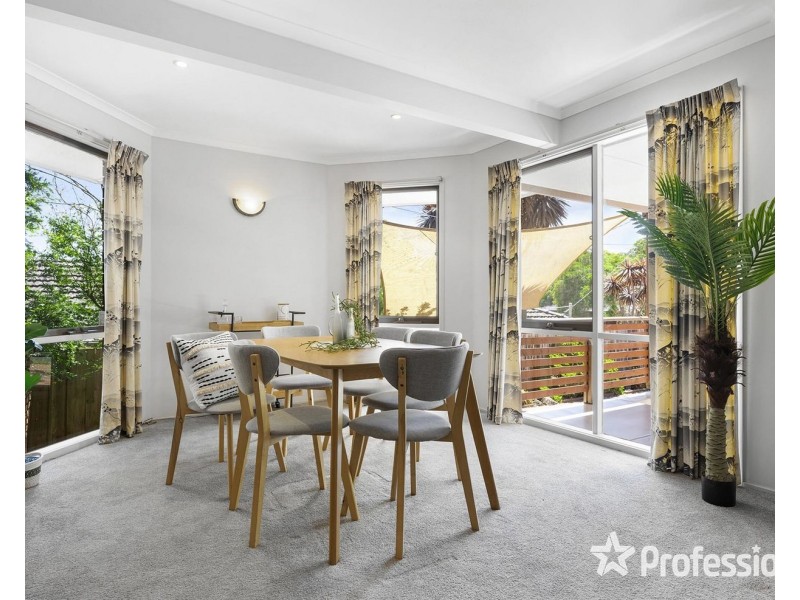 18 Wyuna Walk, Mooroolbark VIC 3138
