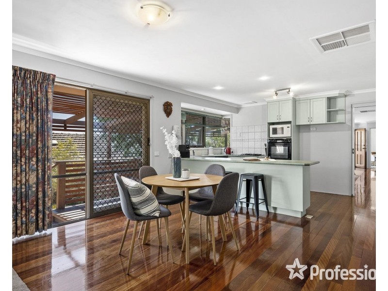 18 Wyuna Walk, Mooroolbark VIC 3138