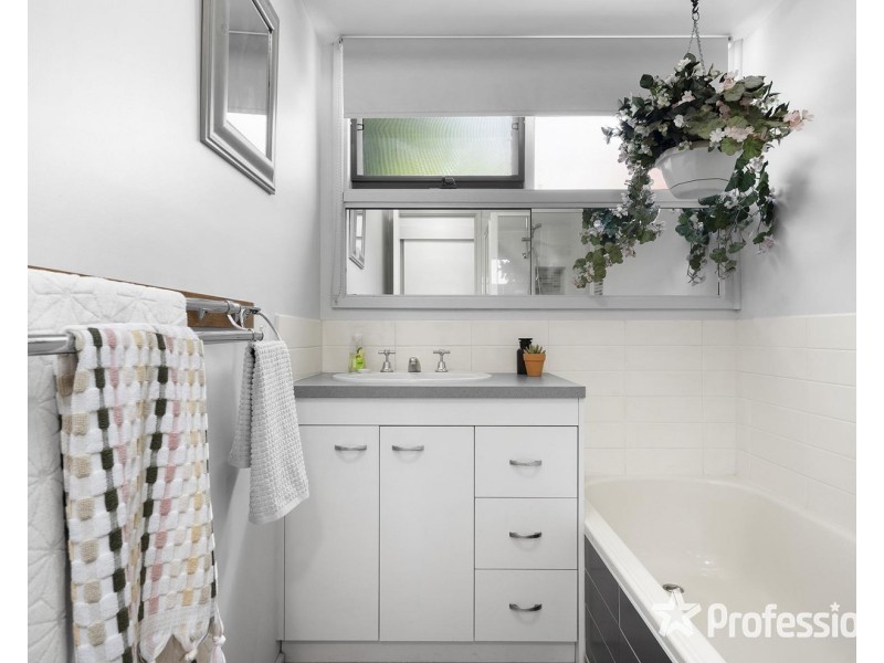 18 Wyuna Walk, Mooroolbark VIC 3138