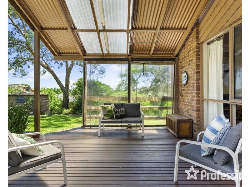 18 Wyuna Walk, Mooroolbark VIC 3138