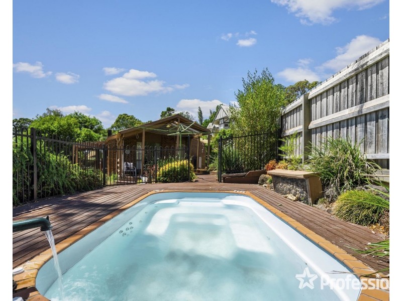 18 Wyuna Walk, Mooroolbark VIC 3138