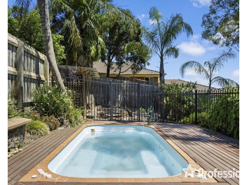 18 Wyuna Walk, Mooroolbark VIC 3138