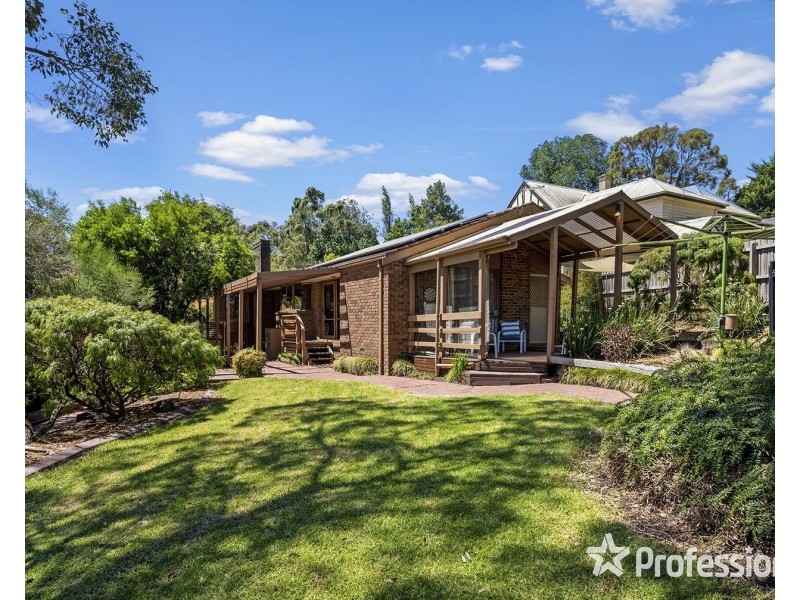 18 Wyuna Walk, Mooroolbark VIC 3138