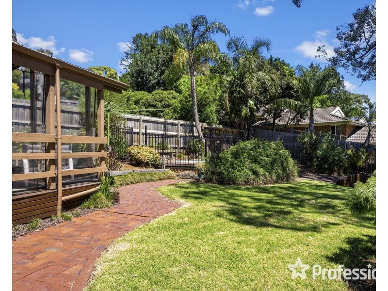 18 Wyuna Walk, Mooroolbark VIC 3138