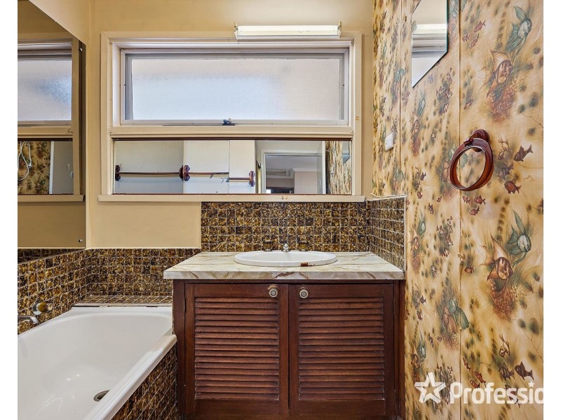 18 Greenwood Drive, Launching Place VIC 3139