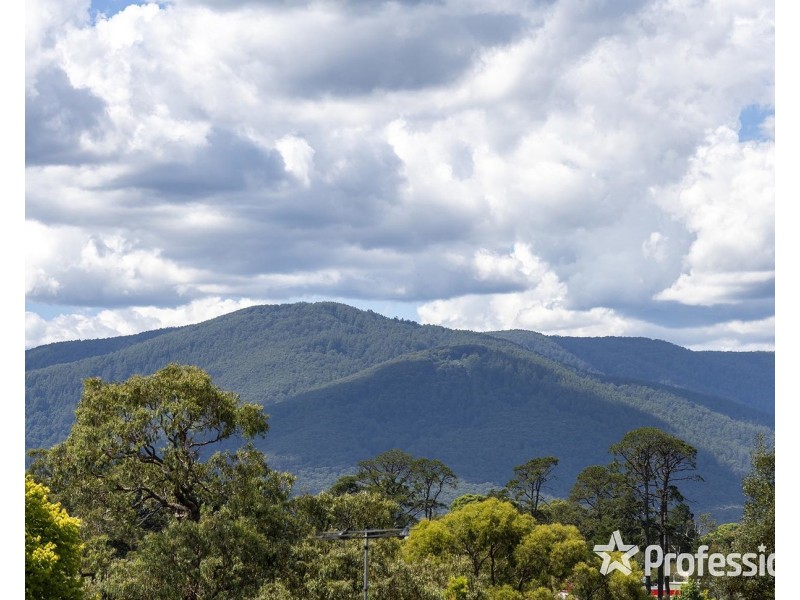 18 Greenwood Drive, Launching Place VIC 3139