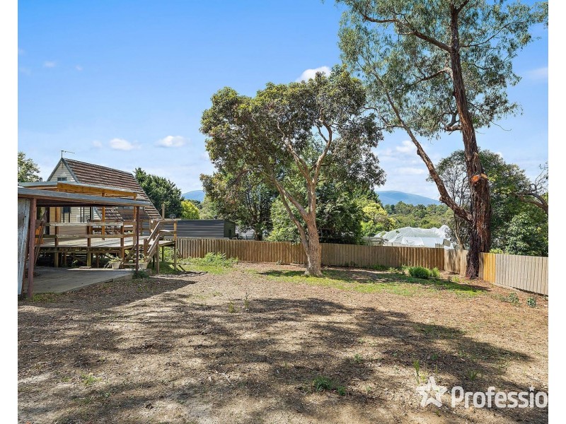 18 Greenwood Drive, Launching Place VIC 3139