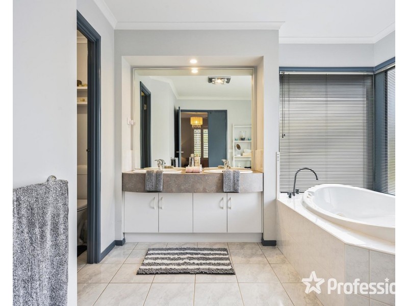 31-33 Lily Avenue, Mount Evelyn VIC 3796