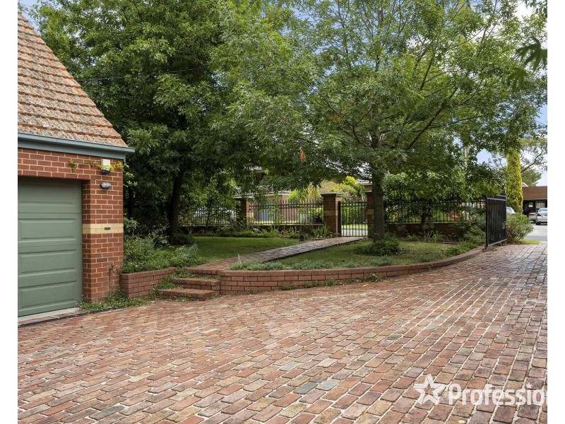 16 Crown Point Ridge, Chirnside Park VIC 3116