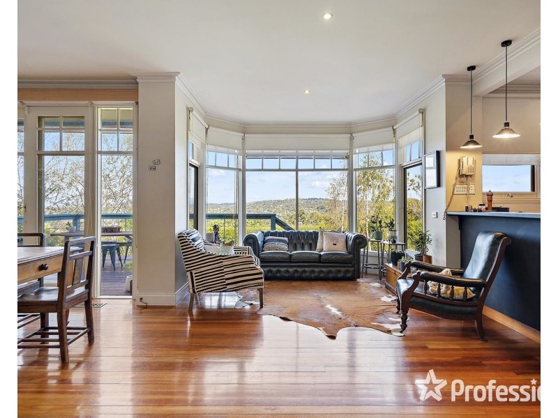 16 Crown Point Ridge, Chirnside Park VIC 3116