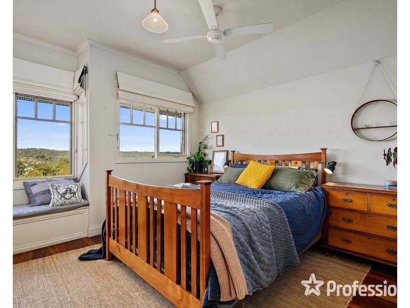 16 Crown Point Ridge, Chirnside Park VIC 3116