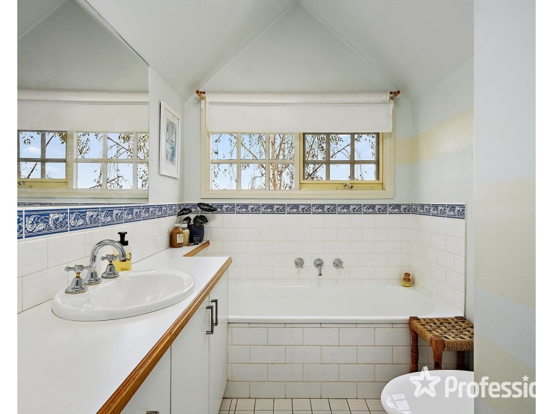 16 Crown Point Ridge, Chirnside Park VIC 3116