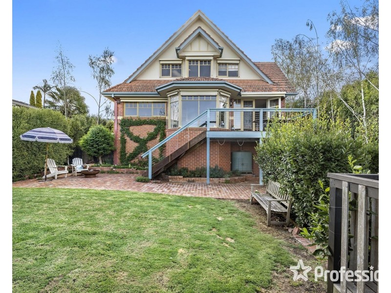 16 Crown Point Ridge, Chirnside Park VIC 3116