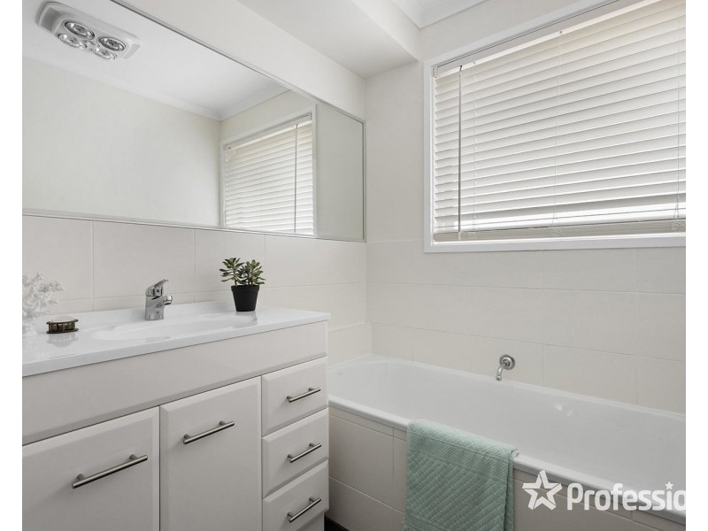 24 Chevalier Crescent, Mooroolbark VIC 3138