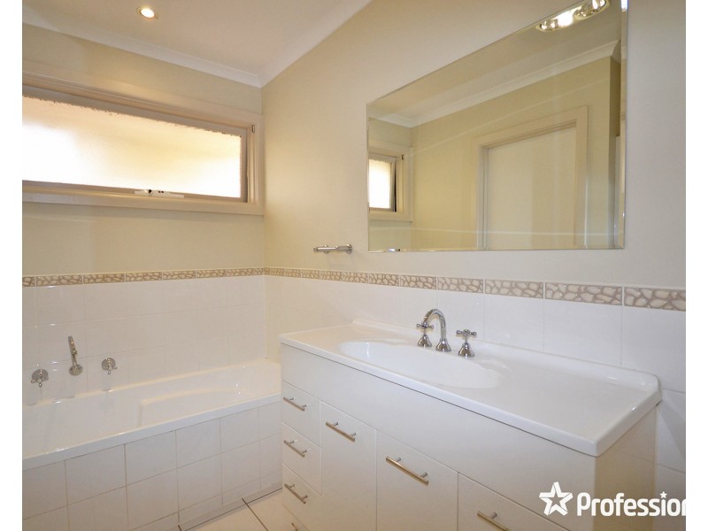 22 Ballantyne Crescent, Kilsyth VIC 3137
