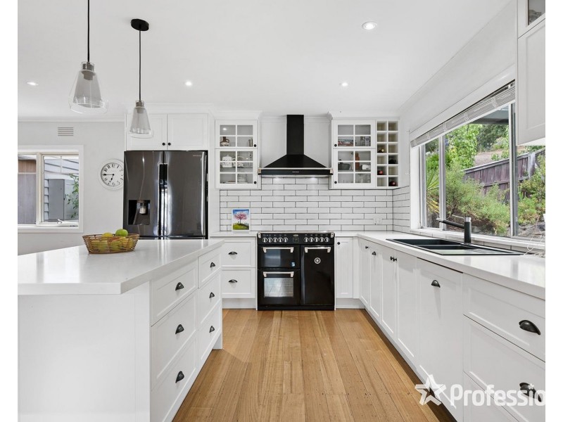 16 Hillcrest Grove, Healesville VIC 3777