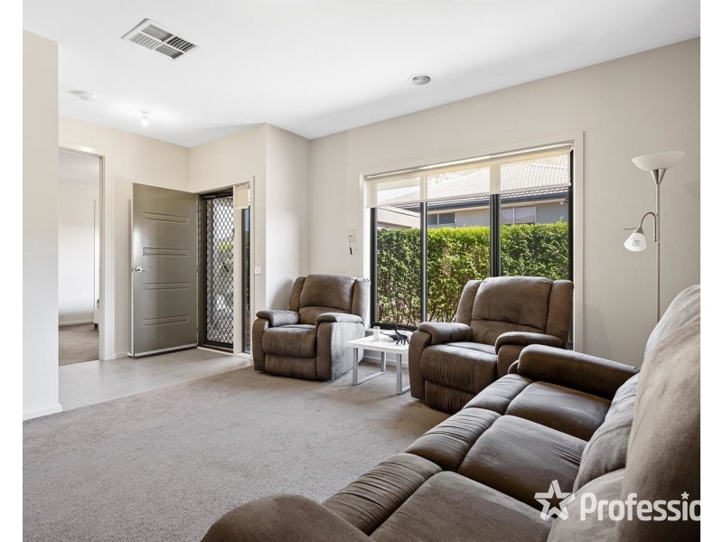 17a Nolan Avenue, Mooroolbark VIC 3138