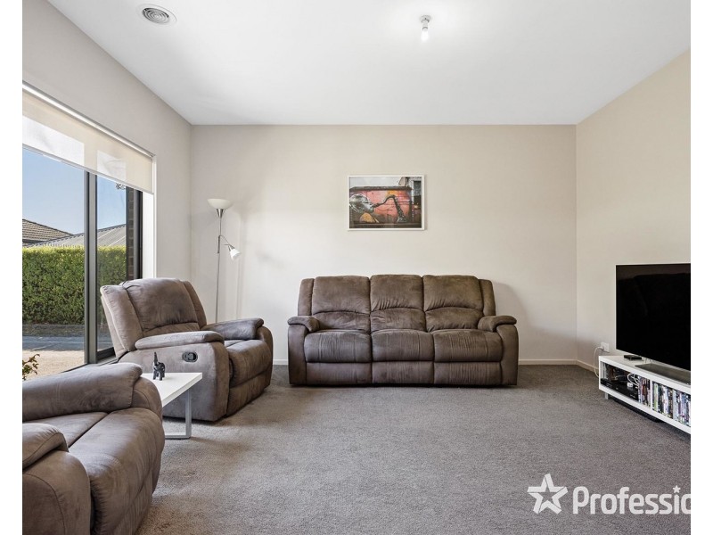 17a Nolan Avenue, Mooroolbark VIC 3138