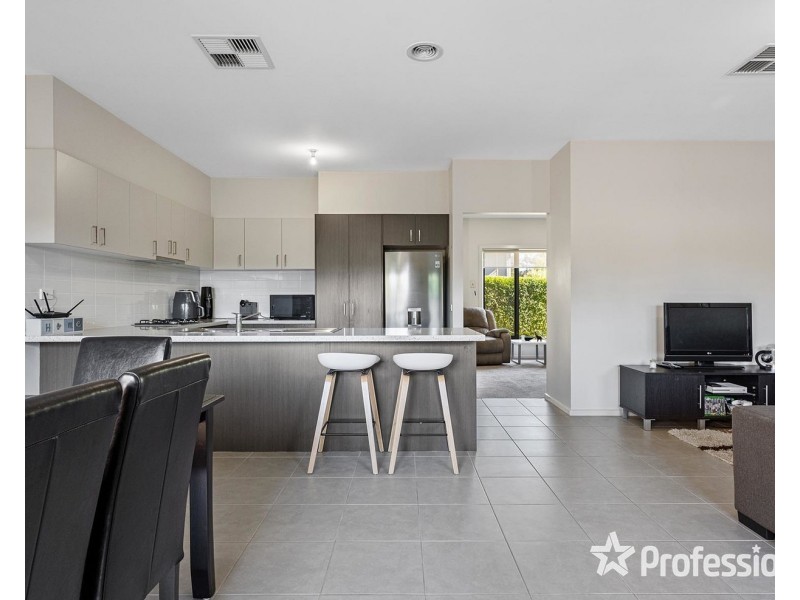 17a Nolan Avenue, Mooroolbark VIC 3138