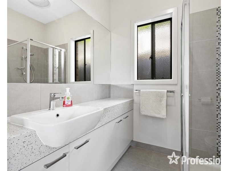 17a Nolan Avenue, Mooroolbark VIC 3138