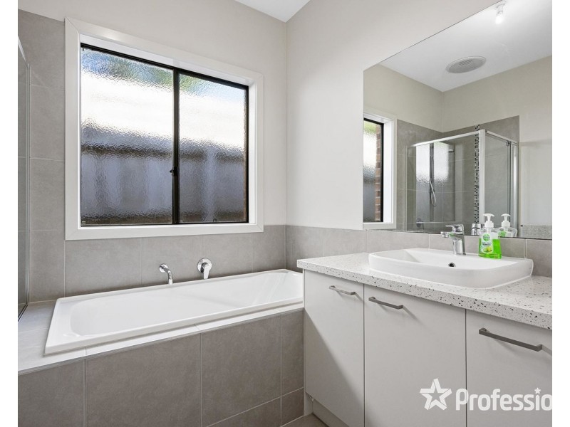 17a Nolan Avenue, Mooroolbark VIC 3138