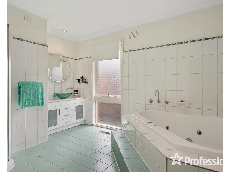 6 Bimbi Court, Mooroolbark VIC 3138