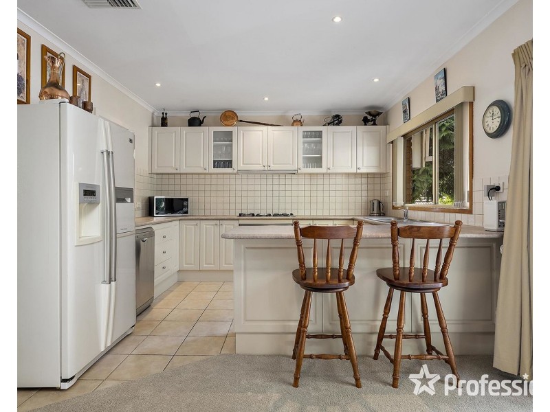 17 Batterbee Drive, Mooroolbark VIC 3138