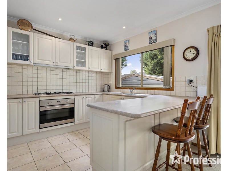 17 Batterbee Drive, Mooroolbark VIC 3138