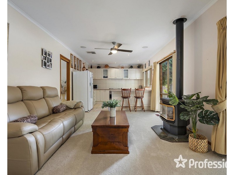 17 Batterbee Drive, Mooroolbark VIC 3138