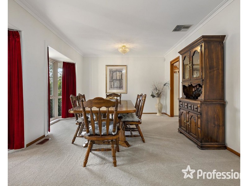 17 Batterbee Drive, Mooroolbark VIC 3138