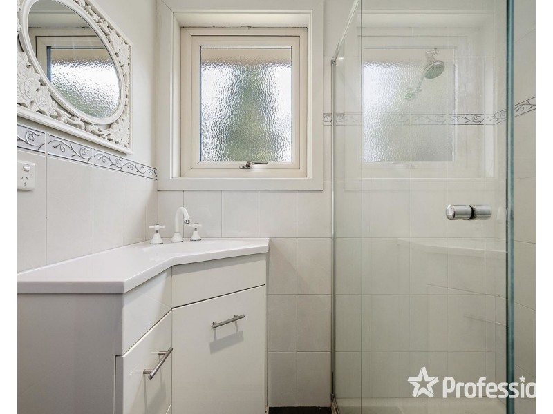 17 Batterbee Drive, Mooroolbark VIC 3138