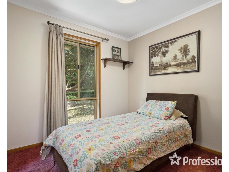 17 Batterbee Drive, Mooroolbark VIC 3138