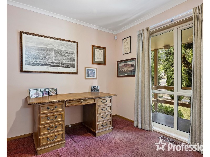 17 Batterbee Drive, Mooroolbark VIC 3138