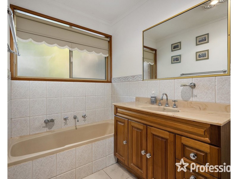 17 Batterbee Drive, Mooroolbark VIC 3138